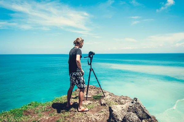 Fotografer membuat foto pemandangan yang menakjubkan di lautan — Stok Foto