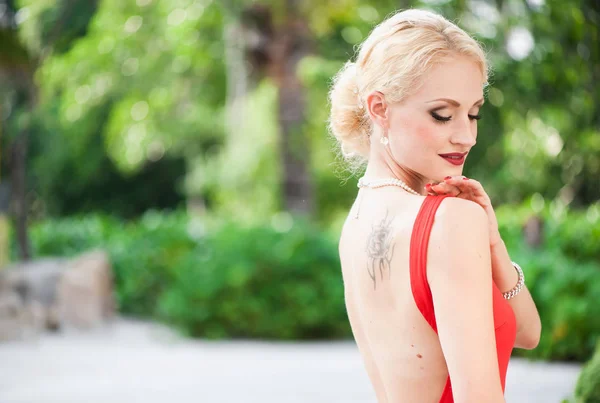 Retrato de mulher bonita em vestido vermelho — Fotografia de Stock