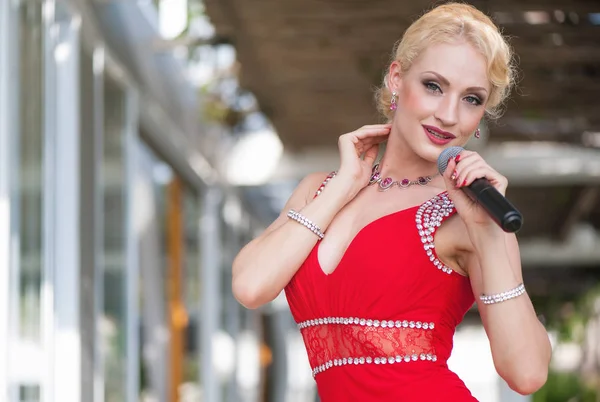 Retrato de mulher bonita cantora em vestido vermelho no restaurante — Fotografia de Stock