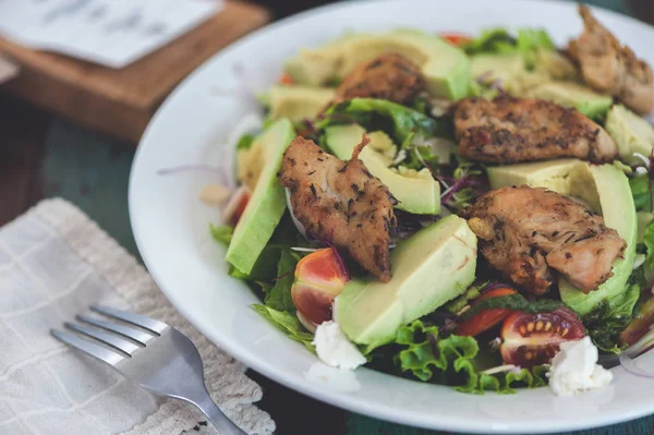 Taze salata tavuk, domates ve avokado ile yakın çekim. — Stok fotoğraf