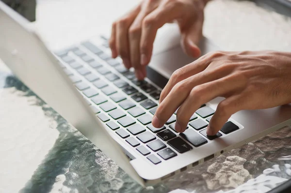 Erkek el dizüstü kullanarak yakın çekim