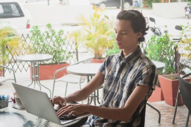 Kahvaltı dizüstü bilgisayarda çalışırken serbest meslek