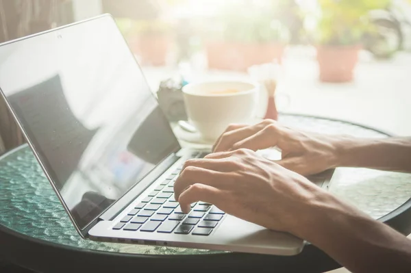 Nahaufnahme männlicher Hände mit Laptop — Stockfoto