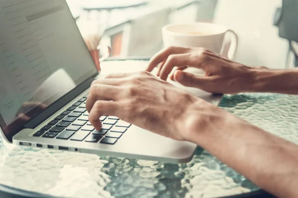 Nahaufnahme männlicher Hände mit Laptop — Stockfoto