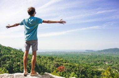 Dağ Yayilim silah ile tepesinde duran adam