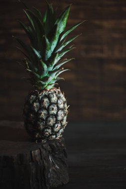 koyu arka plan üzerinde ananas