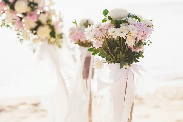 Buquê de rosas vintage organizar para a decoração do casamento com fundo do mar — Fotografia de Stock