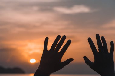 Daha fazla el günbatımı gökyüzü karşı kaldırdı