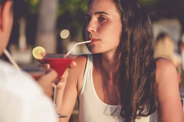 浪漫的情侣，在餐厅喝鸡尾酒的海滩上享受日落 — 图库照片