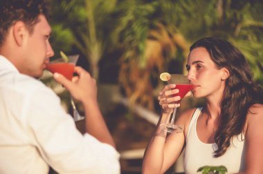 Romantik Çift sunset Restaurant sahilde kokteyl içme keyfini çıkarın