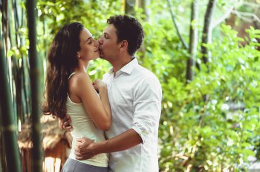 Genç çift eğleniyor ve güzel doğanın tadını çıkarıyor.