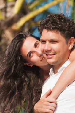 Genç çift eğleniyor ve güzel doğanın tadını çıkarıyor.