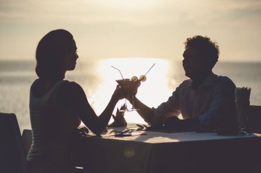 Romantik Çift sunset Restaurant sahilde kokteyl içme keyfini çıkarın