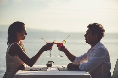 Romantik Çift sunset Restaurant sahilde kokteyl içme keyfini çıkarın