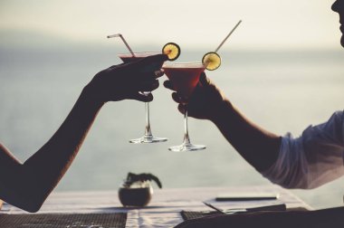Romantik Çift sunset Restaurant sahilde kokteyl içme keyfini çıkarın