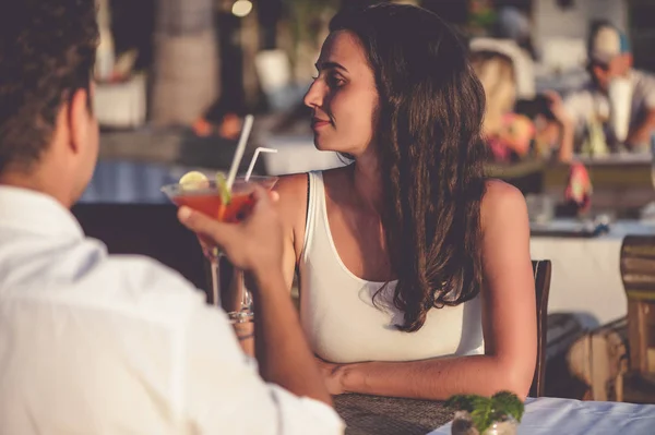 Casal romântico desfrutar do pôr do sol no restaurante na praia beber coquetéis — Fotografia de Stock