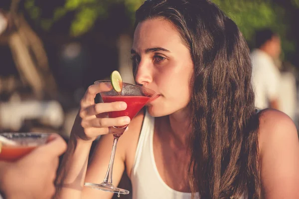 Romantiska par njuta solnedgången i restaurangen på stranden dricka cocktails — Stockfoto