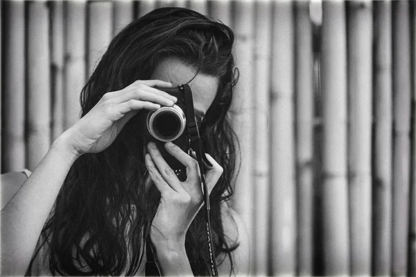 Портрет красивой молодой женщины с фотоаппаратом — стоковое фото