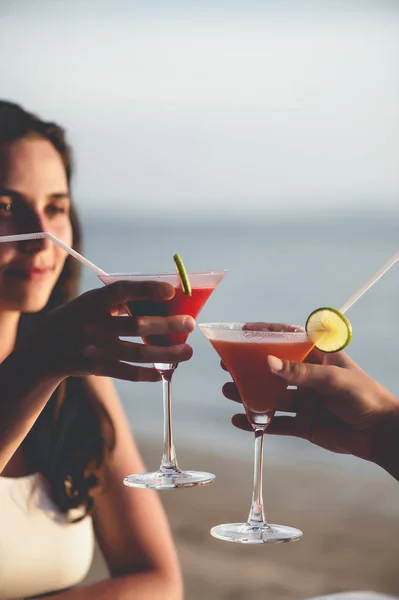 Couple romantique profiter du coucher de soleil dans le restaurant sur la plage à boire des cocktails — Photo