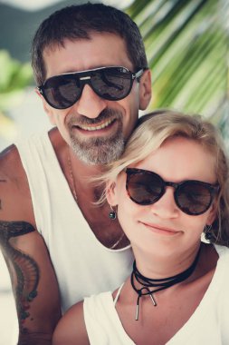 mutlu olgun çift sahilde portresi