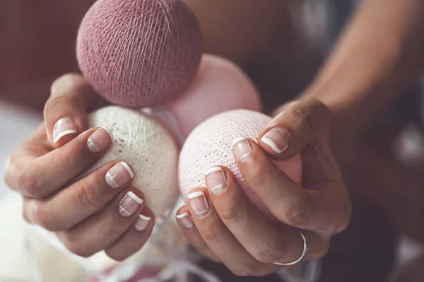 Schönes Nagellack-Design, Nahaufnahme, französische Nagelkunst-Maniküre — Stockfoto