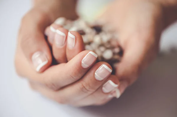 Schönes Nagellack-Design, Nahaufnahme, französische Nagelkunst-Maniküre — Stockfoto