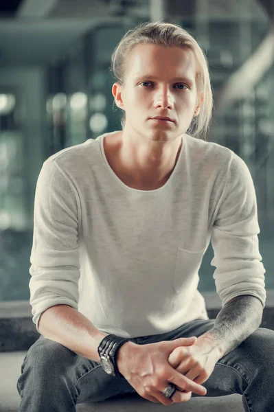 Genç adam sarışın portresi