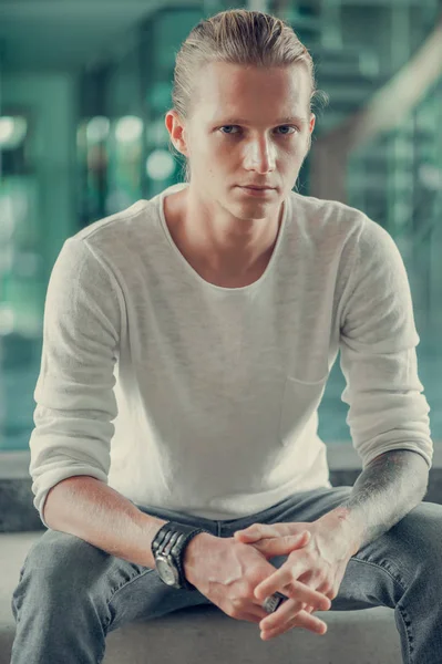 Genç adam sarışın portresi