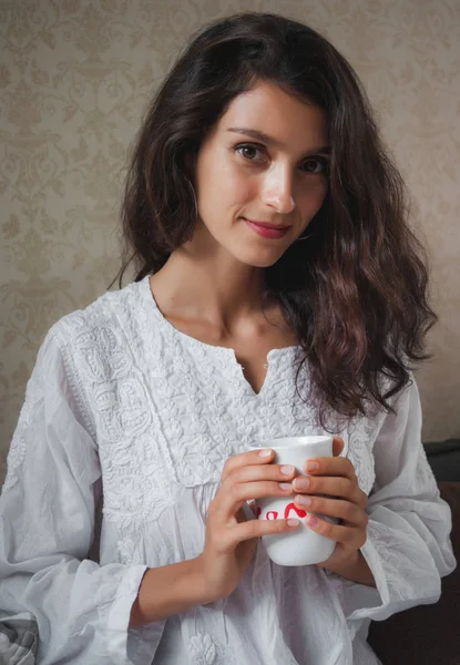 Portrét ženy pití kávy doma — Stock fotografie