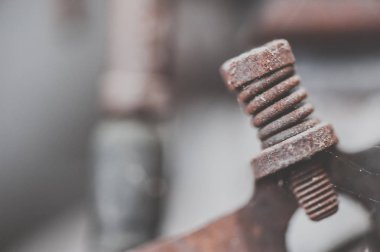 Paslı metal vida makro ile arka plan bulanık
