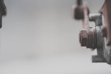 Paslı metal vida makro ile arka plan bulanık