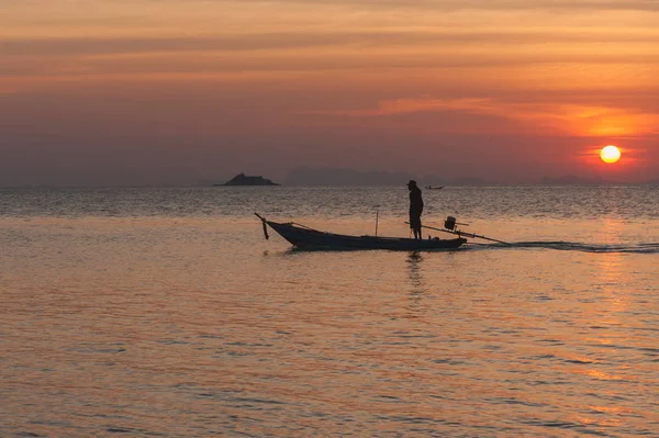 Siluet nelayan dengan perahu — Stok Foto