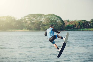 Wakeboarder trenler göle