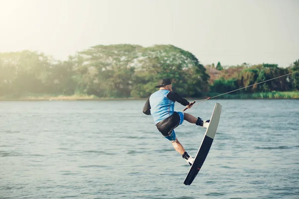 Wakeboarder tog i søen - Stock-foto