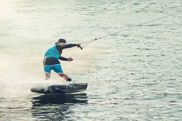 Wakeboarder vlaky v jezeře — Stock fotografie