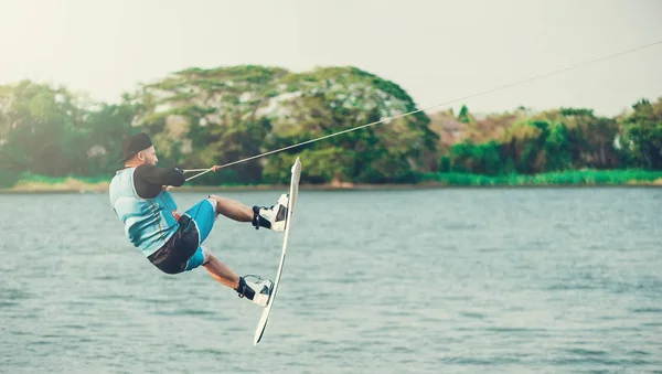 Wakeboarder trains in the lake — Stock Photo, Image
