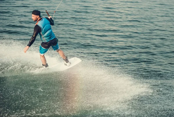 Wakeboarder поезда в озере — стоковое фото