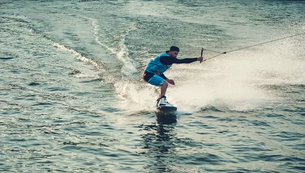 Wakeboarder tog i søen - Stock-foto