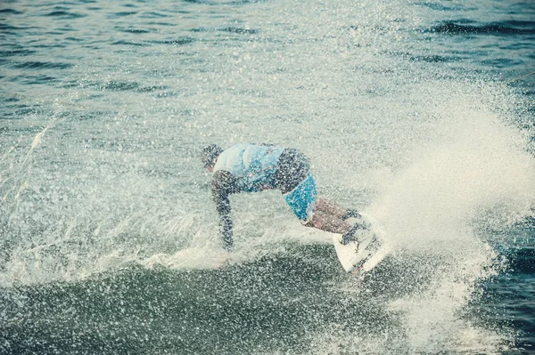 Trens wakeboarder no lago — Fotografia de Stock