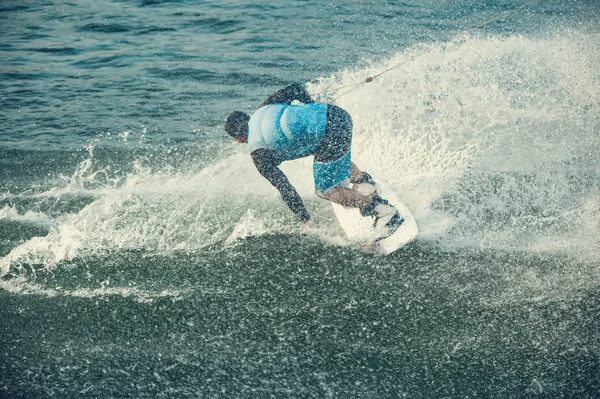 Wakeboarder tåg i sjön — Stockfoto