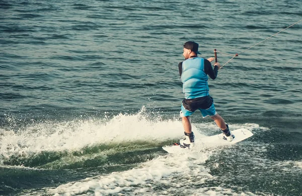 Wakeboarder trainiert im See — Stockfoto
