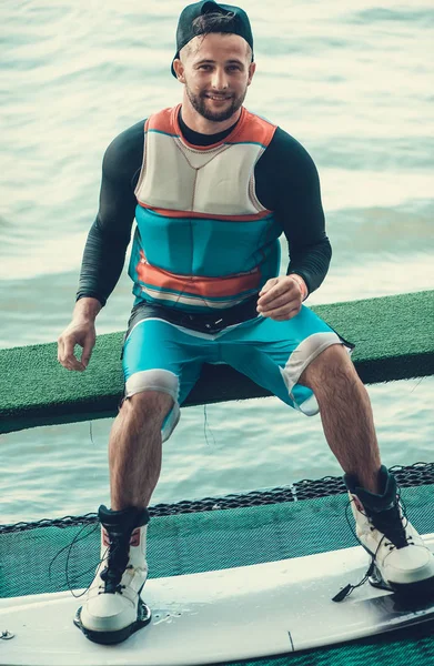 O retrato de homem bonito wakeboarder — Fotografia de Stock