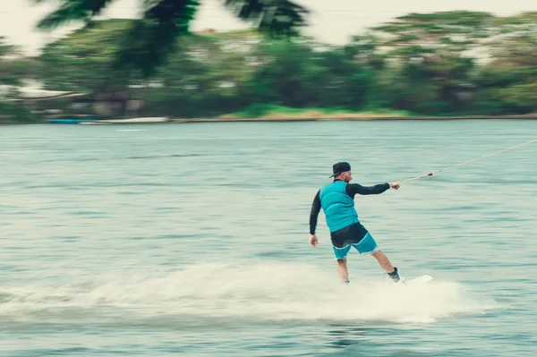 Wakeboarder trains in the lake — Stock Photo, Image