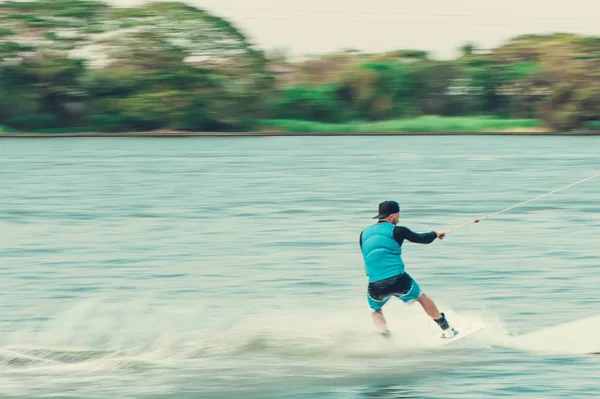 Wakeboarder vlaky v jezeře — Stock fotografie