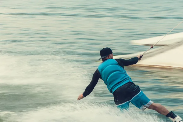 Wakeboarder vlaky v jezeře — Stock fotografie