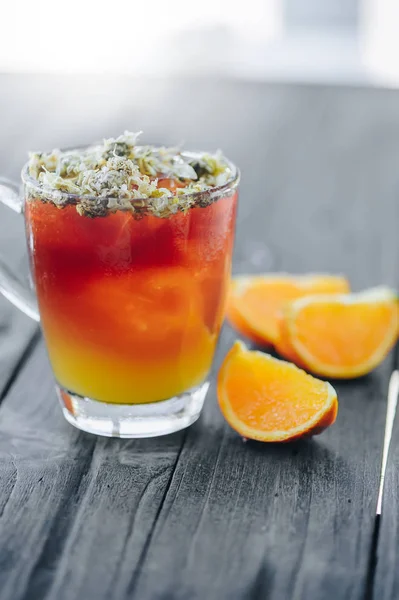 Limonata rinfrescante con arance e crisantemo secco in cima — Foto Stock