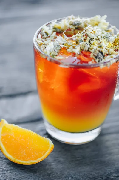 Limonata rinfrescante con arance e crisantemo secco in cima — Foto Stock