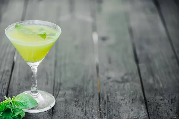 Grüner Cocktail. Selektiver Fokus. verschwommener Vordergrund und Hintergrund — Stockfoto