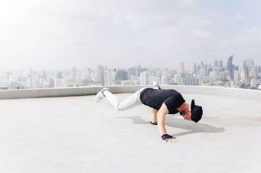 Bboy bazı stunts yapıyor. Sokak sanatçı atlamak açık havada