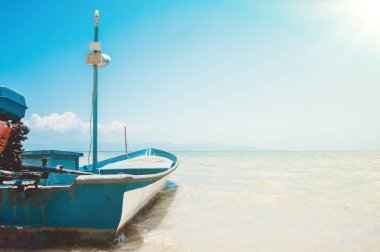 Tekne ve güzel mavi okyanus
